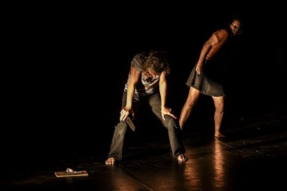 Teatro físico entre dos cuerpos para el público del Palacio de la Audiencia