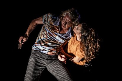 Teatro físico entre dos cuerpos para el público del Palacio de la Audiencia