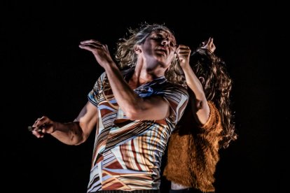 Teatro físico entre dos cuerpos para el público del Palacio de la Audiencia