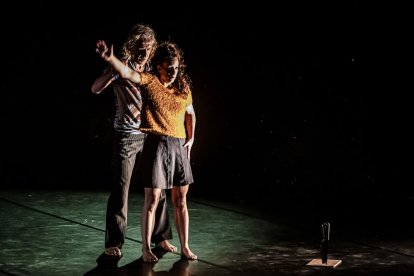 Teatro físico entre dos cuerpos para el público del Palacio de la Audiencia