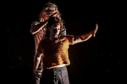 Teatro físico entre dos cuerpos para el público del Palacio de la Audiencia