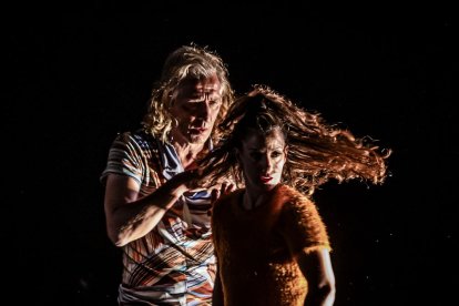 Teatro físico entre dos cuerpos para el público del Palacio de la Audiencia