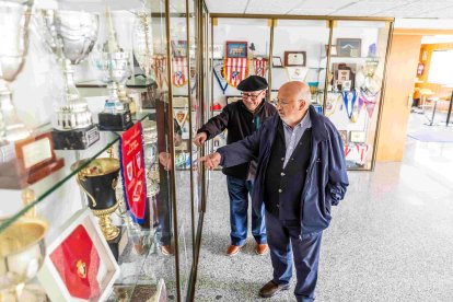 Amancio Martínez y Joaquín Alcalde en la sala de trofeos del Numancia.