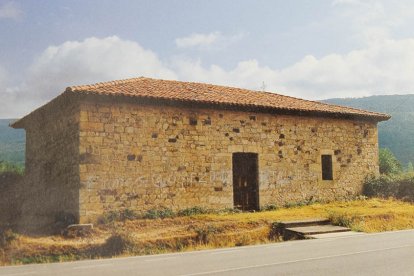La ermita de San Pedro está junto a la carretera.