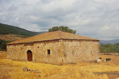 Ermita de San Antón cerca del monte.