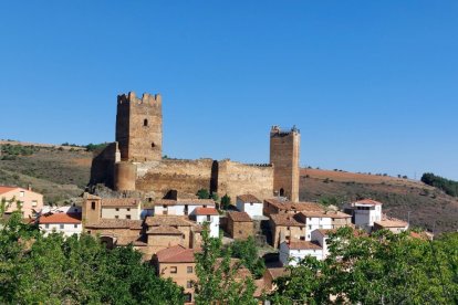 Vista de Vozmediano con su castillo.