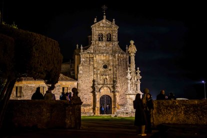 Un recorrido solemne acompañado del canto del miserere