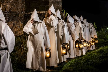 Un recorrido solemne acompañado del canto del miserere