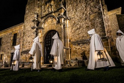 Un recorrido solemne acompañado del canto del miserere