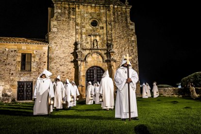 Un recorrido solemne acompañado del canto del miserere