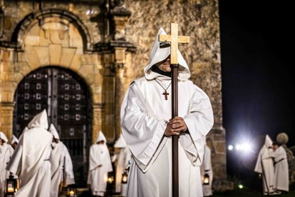 Un recorrido solemne acompañado del canto del miserere