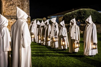 Un recorrido solemne acompañado del canto del miserere