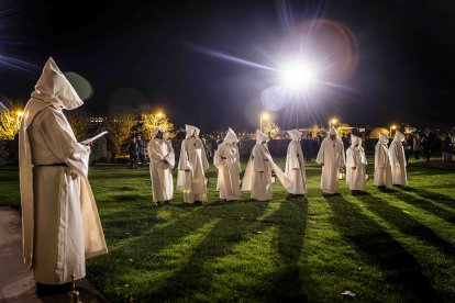 Un recorrido solemne acompañado del canto del miserere