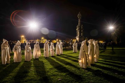 Un recorrido solemne acompañado del canto del miserere