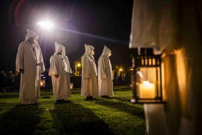 Un recorrido solemne acompañado del canto del miserere