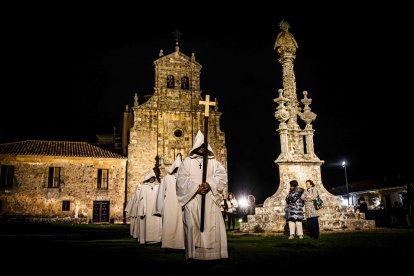 Un recorrido solemne acompañado del canto del miserere