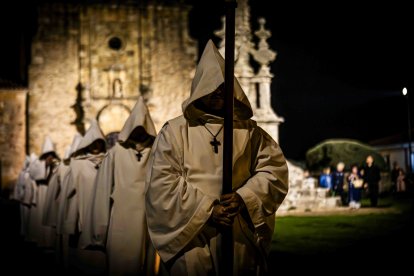 Un recorrido solemne acompañado del canto del miserere