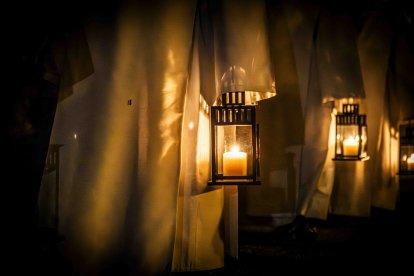 Un recorrido solemne acompañado del canto del miserere