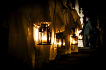 Un recorrido solemne acompañado del canto del miserere