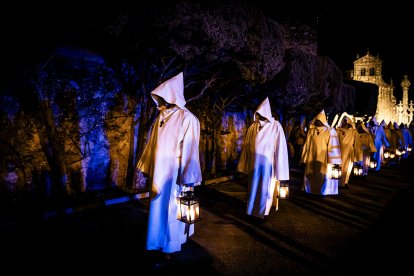 Un recorrido solemne acompañado del canto del miserere