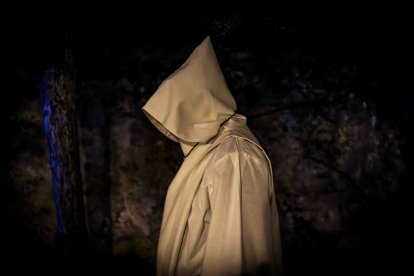 Un recorrido solemne acompañado del canto del miserere