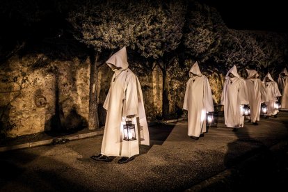 Un recorrido solemne acompañado del canto del miserere