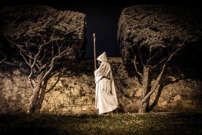 Un recorrido solemne acompañado del canto del miserere