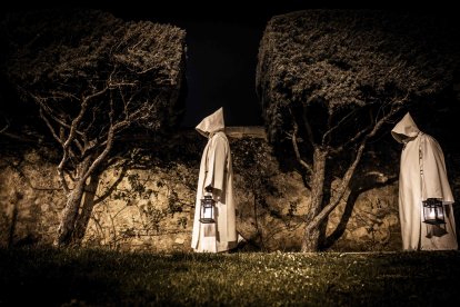 Un recorrido solemne acompañado del canto del miserere