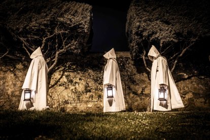 Un recorrido solemne acompañado del canto del miserere