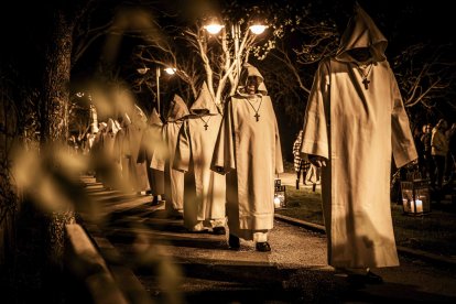 Un recorrido solemne acompañado del canto del miserere