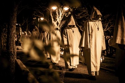 Un recorrido solemne acompañado del canto del miserere