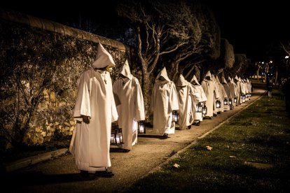 Un recorrido solemne acompañado del canto del miserere