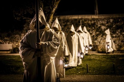 Un recorrido solemne acompañado del canto del miserere