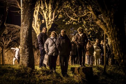 Un recorrido solemne acompañado del canto del miserere