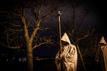 Un recorrido solemne acompañado del canto del miserere