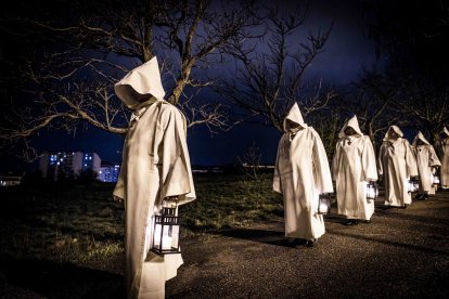 Un recorrido solemne acompañado del canto del miserere