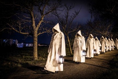 Un recorrido solemne acompañado del canto del miserere