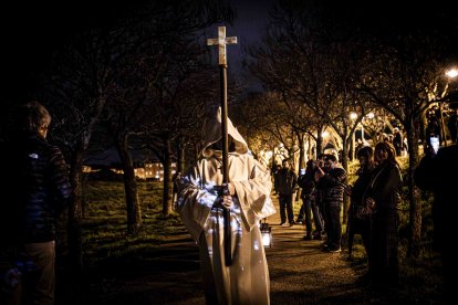 Un recorrido solemne acompañado del canto del miserere