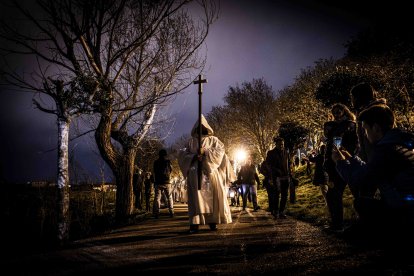 Un recorrido solemne acompañado del canto del miserere