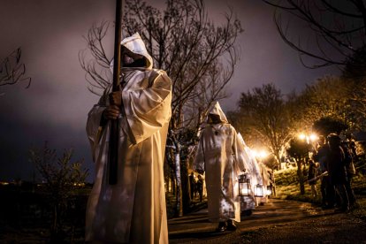 Un recorrido solemne acompañado del canto del miserere