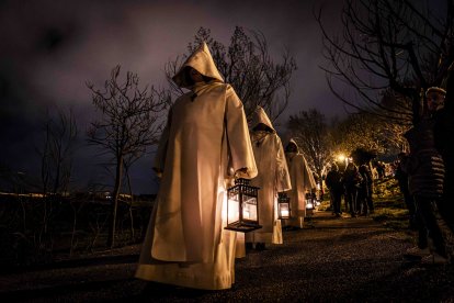 Un recorrido solemne acompañado del canto del miserere