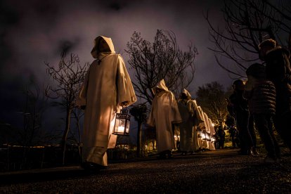 Un recorrido solemne acompañado del canto del miserere