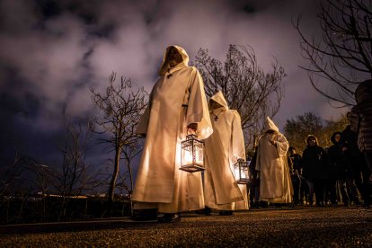 Un recorrido solemne acompañado del canto del miserere