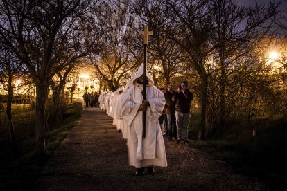 Un recorrido solemne acompañado del canto del miserere