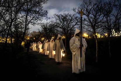 Un recorrido solemne acompañado del canto del miserere
