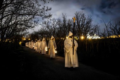 Un recorrido solemne acompañado del canto del miserere