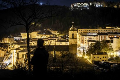 Un recorrido solemne acompañado del canto del miserere