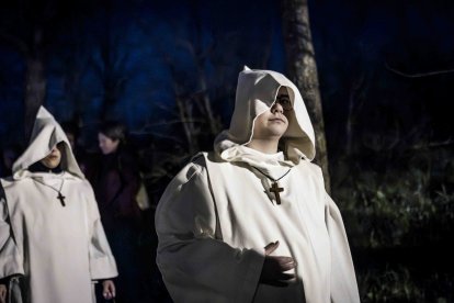 Un recorrido solemne acompañado del canto del miserere