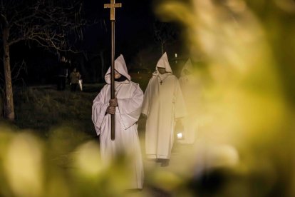 Un recorrido solemne acompañado del canto del miserere