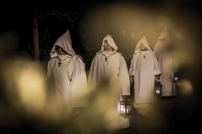 Un recorrido solemne acompañado del canto del miserere